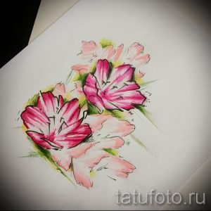 Фото тату: эскиз тюльпанов в технике акварели, выполненный в розовых и зеленых тонах. Идеально для женской татуировки на руке или ноге.
