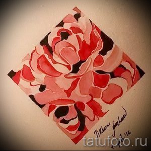 Фото эскиза татуировки с изображением красной розы, выполненной в акварельной технике. Романтичный и нежный дизайн.