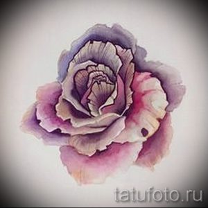 Фото тату: эскиз розы в технике акварели, выполненный в нежных розовых и фиолетовых тонах. Идеально для женской татуировки на плече или спине.