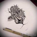 Фото тату: абстрактный рисунок головы тигра, выполненный в технике графики. Идеально для тех, кто ищет оригинальный и необычный дизайн.