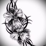 Черно-белый эскиз татуировки с изображением цветка гибискуса, окруженного острыми элементами в стиле трайбл.