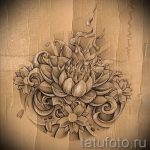 Черно-серый эскиз татуировки лотоса с элементами пламени и декоративными завитками, выполненный в технике blackwork. Идеально для предплечья или лопатки.