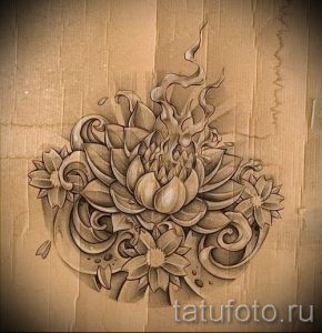 Черно-серый эскиз татуировки лотоса с элементами пламени и декоративными завитками, выполненный в технике blackwork. Идеально для предплечья или лопатки.
