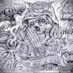 Черно-белый эскиз татуировки с изображением черепа, денег, клоуна и надписей в стиле чикано.