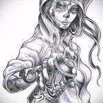 Черно-белый эскиз татуировки с изображением девушки-скелета в капюшоне, держащей баллончик с краской.