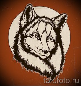 Черно-белое фото эскиза татуировки головы волка, расположенной в круге на фоне текстуры. Лаконичный и эффектный рисунок.