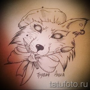 Эскиз татуировки лисы в берете и с кистями в лапах, выполненный в стиле old school. Рисунок отличается четкими контурами, яркими цветами и добавлением традиционных элементов.