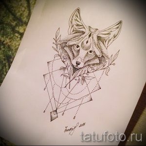 Эскиз татуировки лисьей головы в минималистичном стиле. Рисунок выполнен с использованием тонких линий, точек и геометрических фигур, создающих современный и стильный образ.
