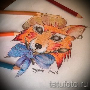 Эскиз татуировки лисы в берете и с кистями в лапах. Рисунок выполнен в ярких цветах и с добавлением комичных элементов, создающих игривое настроение.