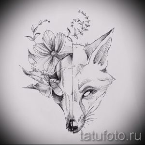 Эскиз татуировки лисы, одна половина которой изображена в виде цветка, а другая - в виде черепа. Изображение выполнено в черно-белом графическом стиле.