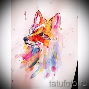 Эскиз татуировки лисы в акварельной технике с использованием розовых, оранжевых и фиолетовых оттенков. Нежный и грациозный дизайн.
