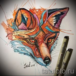 Эскиз татуировки лисы, выполненный в технике акварели с использованием ярких оранжевых, красных и синих оттенков. Динамичный и энергичный дизайн.
