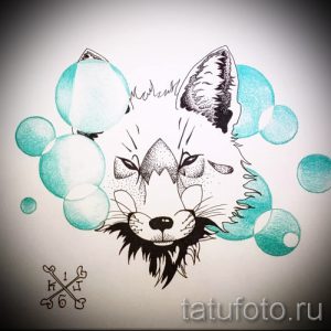 Эскиз татуировки лисы в акварельной технике с использованием голубых и черных оттенков. Легкие мазки и размытые контуры.
