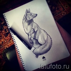 Черно-белый эскиз татуировки с изображением лисы в прыжке, выполненный в графичном стиле. Динамичный и стильный дизайн.