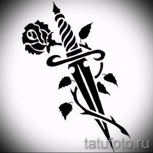 Черно-белое фото татуировки с изображением розы, пронзенной кинжалом. Эскиз тату в стиле old school для смелых и решительных.