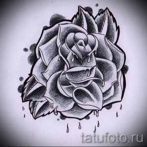 Эскиз татуировки розы с эффектом стекающих капель, выполненный в черно-белых тонах. Выглядит стильно и необычно.