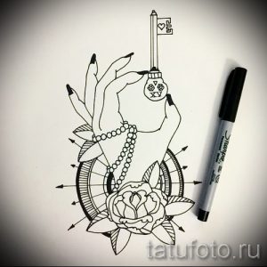 Эскиз татуировки в стиле мистицизма, изображающий руку, держащую ключ, с розой и геометрическими фигурами на фоне. Выполнен в черном цвете с четкими линиями.