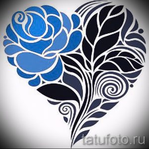 Эскиз татуировки с изображением сердца, половина которого состоит из синей розы, а другая - из черных листьев. Романтичный и символичный рисунок.