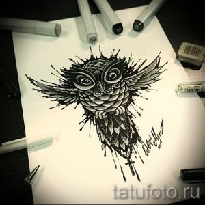 Эскиз татуировки совы в графическом стиле с добавлением брызг чернил, создающих динамичный и современный вид.