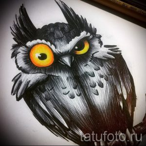 Детализированный эскиз татуировки совы с реалистичным изображением оперения и пронзительным взглядом желтых глаз.