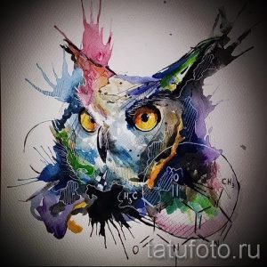 Яркий эскиз акварельной татуировки совы с использованием множества цветов и брызг краски, создающих эффект размытости.