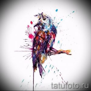 Яркий и красочный эскиз татуировки совы, выполненный в технике акварели, с использованием брызг и разводов краски. Подходит для плеча или бедра.