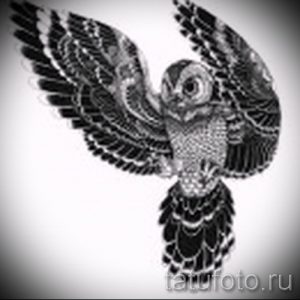 Черно-белый эскиз татуировки совы, выполненный в технике дотворк, с использованием множества точек для создания объема и детализации. Подходит для спины или бедра.