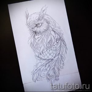 Черно-белый эскиз татуировки совы, выполненный в графическом стиле с использованием геометрических узоров и тонких линий. Идеально для предплечья.