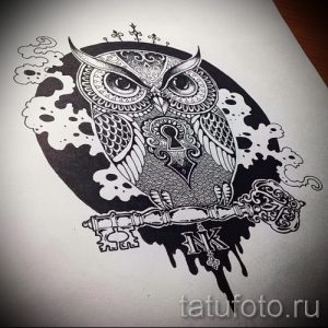 Стильный эскиз татуировки совы с ключом в центре и чернильными брызгами, создающими эффект динамики и загадочности.