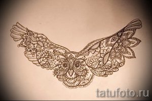 Изящный эскиз татуировки совы с крыльями, украшенными сложным орнаментом и цветочными мотивами. Подходит для женского тела.