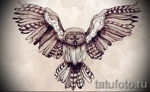 Черно-белый эскиз татуировки совы с геометрическими элементами на крыльях. Современный и стильный дизайн.