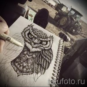 Черно-белый эскиз татуировки совы, выполненный в стиле дотворк. Рисунок состоит из множества точек, создающих эффект тени и объема.