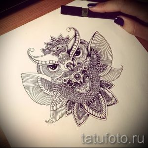 Детализированный эскиз татуировки совы в стиле зен-арт (зендудл). Сложные узоры и орнаменты создают завораживающий рисунок.