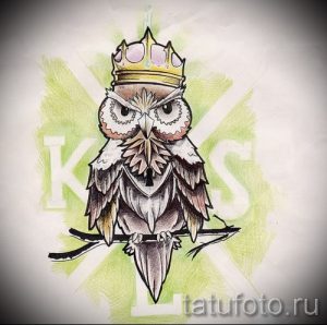 Эскиз татуировки совы в золотой короне, сидящей на ветке дерева. Детализированный рисунок для тех, кто ценит оригинальность и символизм.