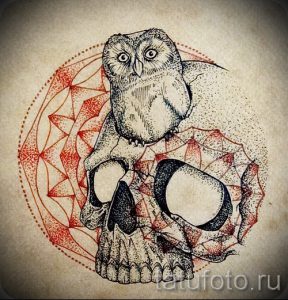 Фото татуировки совы, сидящей на черепе, выполненной в стиле дотворк. Идеально для любителей минималистичных и графичных тату.