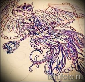 Эскиз татуировки совы, держащей в лапах ключ, окруженной цепями и орнаментами, выполненный в графическом стиле.