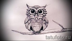 Простой черно-белый эскиз татуировки милой совы, сидящей на ветке. Рисунок выполнен в мультяшном стиле.