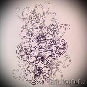 Фото тату: детальный эскиз с абстрактными цветочными узорами, выполненный тонкими линиями. Идеально для женского тела.