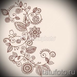 Фото эскиза татуировки с изображением цветочного орнамента. Рисунок выполнен в коричневых тонах с детализированными цветами и листьями.