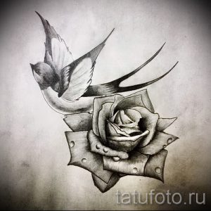 Фото эскиза татуировки с изображением розы и летящей ласточки. Идеальный выбор для тех, кто ценит романтику и свободу.