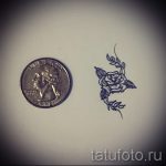 Фото эскиза миниатюрной татуировки розы, выполненной в технике графики. Идеальный выбор для тех, кто предпочитает небольшие и лаконичные изображения.