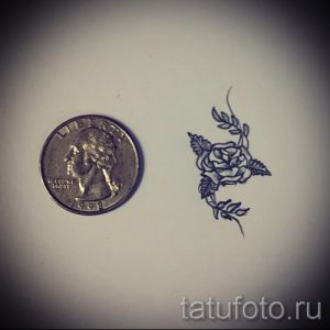 Фото эскиза миниатюрной татуировки розы, выполненной в технике графики. Идеальный выбор для тех, кто предпочитает небольшие и лаконичные изображения.