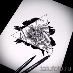Эскиз татуировки с изображением розы, окруженной геометрическими фигурами. Черно-белый рисунок с высокой детализацией.