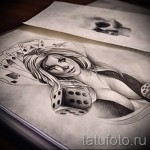 Черно-белый эскиз татуировки с изображением девушки, играющих карт и костей. Детализированный рисунок для вдохновения.