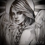 Черно-белое фото тату с изображением девушки-ангела с распущенными волосами и крыльями. Детализированный рисунок в стиле чикано.
