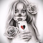 Черно-белое фото тату в стиле чикано с изображением девушки в образе Санта Муэрте, держащей в руках карту с разбитым сердцем. Детализированный рисунок.