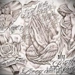 Фото тату: эскиз в стиле Chicano с изображением ангелов, креста, молитвенных рук и роз, выполненный в черно-белой гамме.