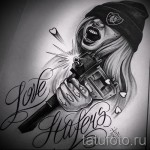 Черно-белый эскиз тату: девушка в шапке с пистолетом, окруженная сердцами. Детализированный рисунок в стиле чикано.