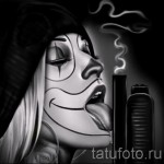 Фото тату с изображением клоунессы с высунутым языком и пистолетами. Эскиз выполнен в черно-белой гамме в стиле чикано.