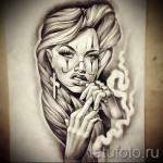 Фото тату с изображением плачущей клоунессы с крестом и клубами дыма. Эскиз выполнен в черно-белой гамме в стиле чикано.